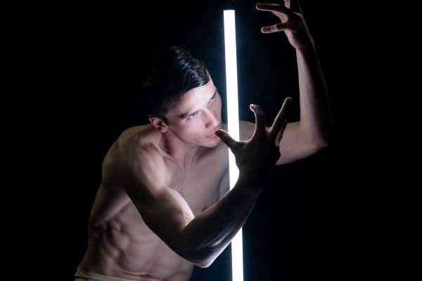 VESSEL
Di Pett | Clausen - Knight
Con Travis Clausen-Knight e James Pett
Coproduzione DANCEHAUSpiù
Durata 30'

Sinossi
In un mondo pervaso dal rumore, cosa diventiamo? Quali verità si rivelano in un improvviso silenzio? E quando finalmente prendiamo coscienza della nostra vera natura, a lungo mascherata e temuta?
Vessel esplora il fenomeno dell'irriconoscibilità del sé nel paesaggio frenetico della vita moderna, dove spesso confondiamo sogni e illusioni con la realtà.

21 apr 2024, 19:00
Milano, Via Tertulliano, 68, 20137 Milano MI, Italia

Pett|Clausen-Knight is the creative dynamo for multi award winning dancers and choreographers James Pett and Travis Clausen-Knight, and a home for their continuing investigation into the human experience. 
By pushing the boundaries of contemporary dance, the British choreographers have crafted sensitively provocative creations stimulated through  their intensely powerful visual language