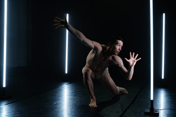 VESSEL
Di Pett | Clausen - Knight
Con Travis Clausen-Knight e James Pett
Coproduzione DANCEHAUSpiù
Durata 30'

Sinossi
In un mondo pervaso dal rumore, cosa diventiamo? Quali verità si rivelano in un improvviso silenzio? E quando finalmente prendiamo coscienza della nostra vera natura, a lungo mascherata e temuta?
Vessel esplora il fenomeno dell'irriconoscibilità del sé nel paesaggio frenetico della vita moderna, dove spesso confondiamo sogni e illusioni con la realtà.

21 apr 2024, 19:00
Milano, Via Tertulliano, 68, 20137 Milano MI, Italia

Pett|Clausen-Knight is the creative dynamo for multi award winning dancers and choreographers James Pett and Travis Clausen-Knight, and a home for their continuing investigation into the human experience. 
By pushing the boundaries of contemporary dance, the British choreographers have crafted sensitively provocative creations stimulated through  their intensely powerful visual language