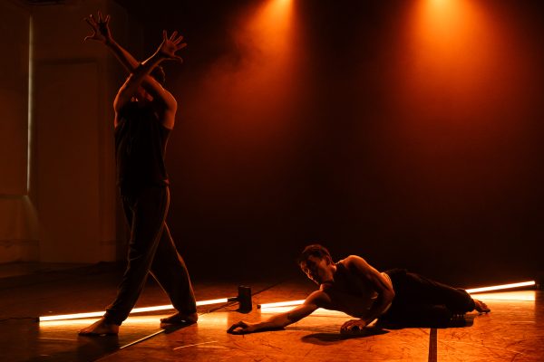 VESSEL
Di Pett | Clausen - Knight
Con Travis Clausen-Knight e James Pett
Coproduzione DANCEHAUSpiù
Durata 30'

Sinossi
In un mondo pervaso dal rumore, cosa diventiamo? Quali verità si rivelano in un improvviso silenzio? E quando finalmente prendiamo coscienza della nostra vera natura, a lungo mascherata e temuta?
Vessel esplora il fenomeno dell'irriconoscibilità del sé nel paesaggio frenetico della vita moderna, dove spesso confondiamo sogni e illusioni con la realtà.

21 apr 2024, 19:00
Milano, Via Tertulliano, 68, 20137 Milano MI, Italia

Pett|Clausen-Knight is the creative dynamo for multi award winning dancers and choreographers James Pett and Travis Clausen-Knight, and a home for their continuing investigation into the human experience. 
By pushing the boundaries of contemporary dance, the British choreographers have crafted sensitively provocative creations stimulated through  their intensely powerful visual language