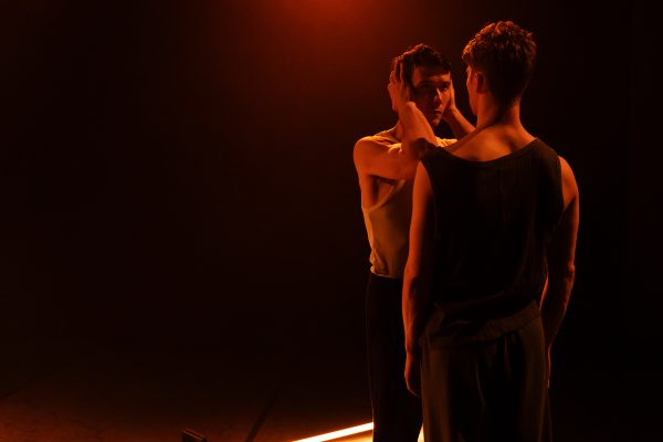 VESSEL
Di Pett | Clausen - Knight
Con Travis Clausen-Knight e James Pett
Coproduzione DANCEHAUSpiù
Durata 30'

Sinossi
In un mondo pervaso dal rumore, cosa diventiamo? Quali verità si rivelano in un improvviso silenzio? E quando finalmente prendiamo coscienza della nostra vera natura, a lungo mascherata e temuta?
Vessel esplora il fenomeno dell'irriconoscibilità del sé nel paesaggio frenetico della vita moderna, dove spesso confondiamo sogni e illusioni con la realtà.

21 apr 2024, 19:00
Milano, Via Tertulliano, 68, 20137 Milano MI, Italia

Pett|Clausen-Knight is the creative dynamo for multi award winning dancers and choreographers James Pett and Travis Clausen-Knight, and a home for their continuing investigation into the human experience. 
By pushing the boundaries of contemporary dance, the British choreographers have crafted sensitively provocative creations stimulated through  their intensely powerful visual language