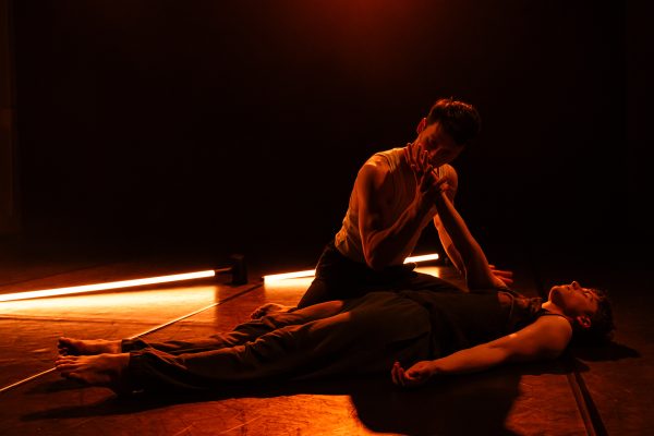 VESSEL
Di Pett | Clausen - Knight
Con Travis Clausen-Knight e James Pett
Coproduzione DANCEHAUSpiù
Durata 30'

Sinossi
In un mondo pervaso dal rumore, cosa diventiamo? Quali verità si rivelano in un improvviso silenzio? E quando finalmente prendiamo coscienza della nostra vera natura, a lungo mascherata e temuta?
Vessel esplora il fenomeno dell'irriconoscibilità del sé nel paesaggio frenetico della vita moderna, dove spesso confondiamo sogni e illusioni con la realtà.

21 apr 2024, 19:00
Milano, Via Tertulliano, 68, 20137 Milano MI, Italia

Pett|Clausen-Knight is the creative dynamo for multi award winning dancers and choreographers James Pett and Travis Clausen-Knight, and a home for their continuing investigation into the human experience. 
By pushing the boundaries of contemporary dance, the British choreographers have crafted sensitively provocative creations stimulated through  their intensely powerful visual language