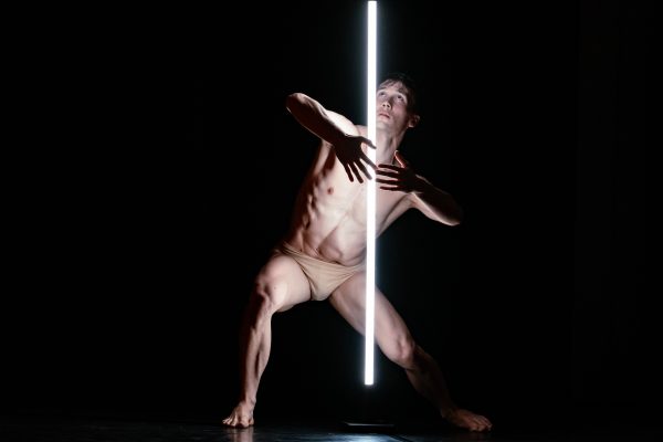 VESSEL
Di Pett | Clausen - Knight
Con Travis Clausen-Knight e James Pett
Coproduzione DANCEHAUSpiù
Durata 30'

Sinossi
In un mondo pervaso dal rumore, cosa diventiamo? Quali verità si rivelano in un improvviso silenzio? E quando finalmente prendiamo coscienza della nostra vera natura, a lungo mascherata e temuta?
Vessel esplora il fenomeno dell'irriconoscibilità del sé nel paesaggio frenetico della vita moderna, dove spesso confondiamo sogni e illusioni con la realtà.

21 apr 2024, 19:00
Milano, Via Tertulliano, 68, 20137 Milano MI, Italia

Pett|Clausen-Knight is the creative dynamo for multi award winning dancers and choreographers James Pett and Travis Clausen-Knight, and a home for their continuing investigation into the human experience. 
By pushing the boundaries of contemporary dance, the British choreographers have crafted sensitively provocative creations stimulated through  their intensely powerful visual language