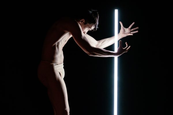 VESSEL
Di Pett | Clausen - Knight
Con Travis Clausen-Knight e James Pett
Coproduzione DANCEHAUSpiù
Durata 30'

Sinossi
In un mondo pervaso dal rumore, cosa diventiamo? Quali verità si rivelano in un improvviso silenzio? E quando finalmente prendiamo coscienza della nostra vera natura, a lungo mascherata e temuta?
Vessel esplora il fenomeno dell'irriconoscibilità del sé nel paesaggio frenetico della vita moderna, dove spesso confondiamo sogni e illusioni con la realtà.

21 apr 2024, 19:00
Milano, Via Tertulliano, 68, 20137 Milano MI, Italia

Pett|Clausen-Knight is the creative dynamo for multi award winning dancers and choreographers James Pett and Travis Clausen-Knight, and a home for their continuing investigation into the human experience. 
By pushing the boundaries of contemporary dance, the British choreographers have crafted sensitively provocative creations stimulated through  their intensely powerful visual language