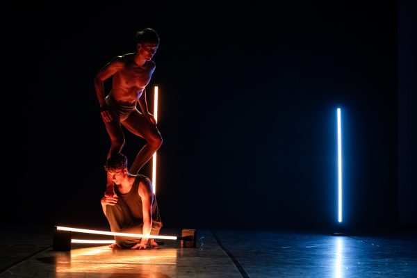 VESSEL
Di Pett | Clausen - Knight
Con Travis Clausen-Knight e James Pett
Coproduzione DANCEHAUSpiù
Durata 30'

Sinossi
In un mondo pervaso dal rumore, cosa diventiamo? Quali verità si rivelano in un improvviso silenzio? E quando finalmente prendiamo coscienza della nostra vera natura, a lungo mascherata e temuta?
Vessel esplora il fenomeno dell'irriconoscibilità del sé nel paesaggio frenetico della vita moderna, dove spesso confondiamo sogni e illusioni con la realtà.

21 apr 2024, 19:00
Milano, Via Tertulliano, 68, 20137 Milano MI, Italia

Pett|Clausen-Knight is the creative dynamo for multi award winning dancers and choreographers James Pett and Travis Clausen-Knight, and a home for their continuing investigation into the human experience. 
By pushing the boundaries of contemporary dance, the British choreographers have crafted sensitively provocative creations stimulated through  their intensely powerful visual language