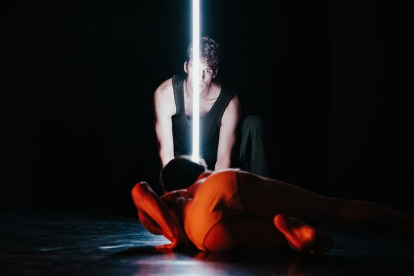 VESSEL
Di Pett | Clausen - Knight
Con Travis Clausen-Knight e James Pett
Coproduzione DANCEHAUSpiù
Durata 30'

Sinossi
In un mondo pervaso dal rumore, cosa diventiamo? Quali verità si rivelano in un improvviso silenzio? E quando finalmente prendiamo coscienza della nostra vera natura, a lungo mascherata e temuta?
Vessel esplora il fenomeno dell'irriconoscibilità del sé nel paesaggio frenetico della vita moderna, dove spesso confondiamo sogni e illusioni con la realtà.

21 apr 2024, 19:00
Milano, Via Tertulliano, 68, 20137 Milano MI, Italia

Pett|Clausen-Knight is the creative dynamo for multi award winning dancers and choreographers James Pett and Travis Clausen-Knight, and a home for their continuing investigation into the human experience. 
By pushing the boundaries of contemporary dance, the British choreographers have crafted sensitively provocative creations stimulated through  their intensely powerful visual language