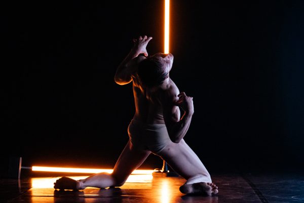 VESSEL
Di Pett | Clausen - Knight
Con Travis Clausen-Knight e James Pett
Coproduzione DANCEHAUSpiù
Durata 30'

Sinossi
In un mondo pervaso dal rumore, cosa diventiamo? Quali verità si rivelano in un improvviso silenzio? E quando finalmente prendiamo coscienza della nostra vera natura, a lungo mascherata e temuta?
Vessel esplora il fenomeno dell'irriconoscibilità del sé nel paesaggio frenetico della vita moderna, dove spesso confondiamo sogni e illusioni con la realtà.

21 apr 2024, 19:00
Milano, Via Tertulliano, 68, 20137 Milano MI, Italia

Pett|Clausen-Knight is the creative dynamo for multi award winning dancers and choreographers James Pett and Travis Clausen-Knight, and a home for their continuing investigation into the human experience. 
By pushing the boundaries of contemporary dance, the British choreographers have crafted sensitively provocative creations stimulated through  their intensely powerful visual language
