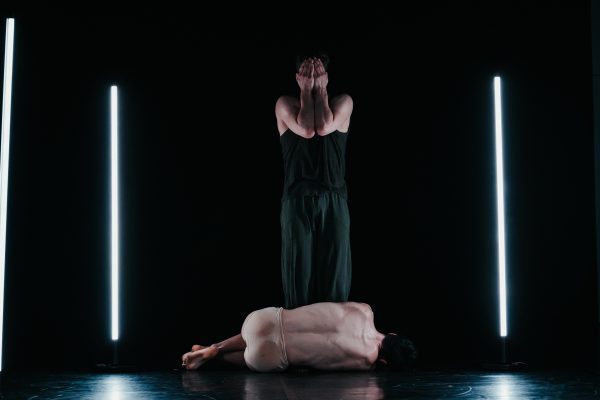 VESSEL
Di Pett | Clausen - Knight
Con Travis Clausen-Knight e James Pett
Coproduzione DANCEHAUSpiù
Durata 30'

Sinossi
In un mondo pervaso dal rumore, cosa diventiamo? Quali verità si rivelano in un improvviso silenzio? E quando finalmente prendiamo coscienza della nostra vera natura, a lungo mascherata e temuta?
Vessel esplora il fenomeno dell'irriconoscibilità del sé nel paesaggio frenetico della vita moderna, dove spesso confondiamo sogni e illusioni con la realtà.

21 apr 2024, 19:00
Milano, Via Tertulliano, 68, 20137 Milano MI, Italia

Pett|Clausen-Knight is the creative dynamo for multi award winning dancers and choreographers James Pett and Travis Clausen-Knight, and a home for their continuing investigation into the human experience. 
By pushing the boundaries of contemporary dance, the British choreographers have crafted sensitively provocative creations stimulated through  their intensely powerful visual language